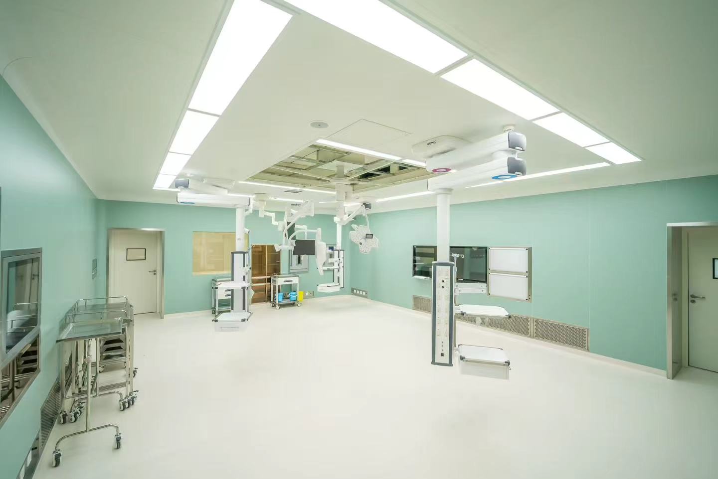 Laminar airflow ceiling module installed in an operating room