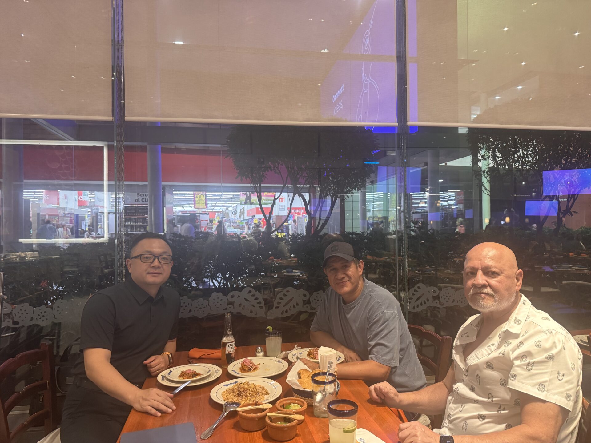 ICARELIFE and NeatPanel MX management teams at business dinner in Mexico City