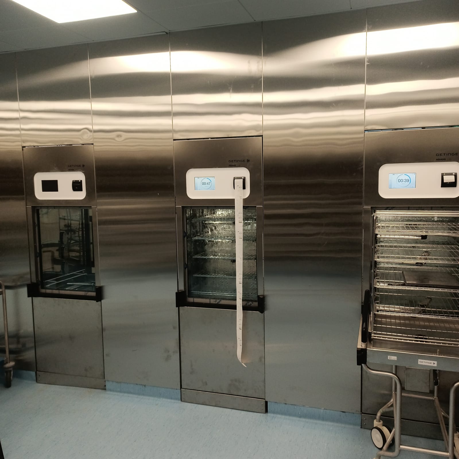 Double-side stainless steel interlocking wall panels by ICARELIFE installed in SIUT CSSD washing area