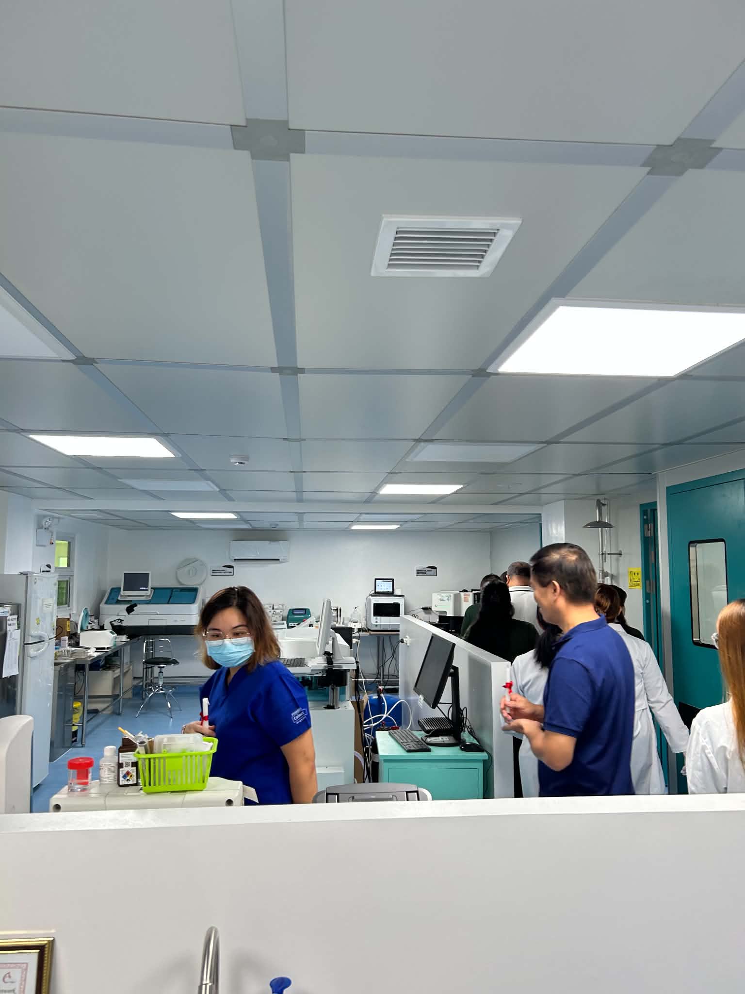 Medical staff working in the operational laboratory